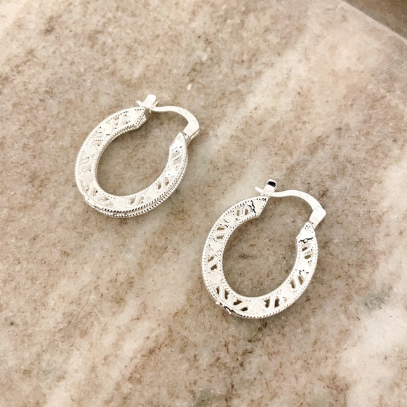 925 Sterling Silver Small Hoop Earrings Elegant Heart Hoop Flower Earrings - Picture 4 of 6